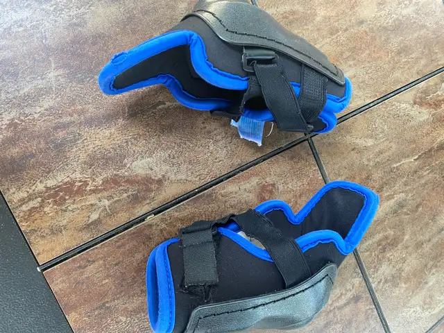 Youth hockey equipment in Hockey in Edmonton - Image 5