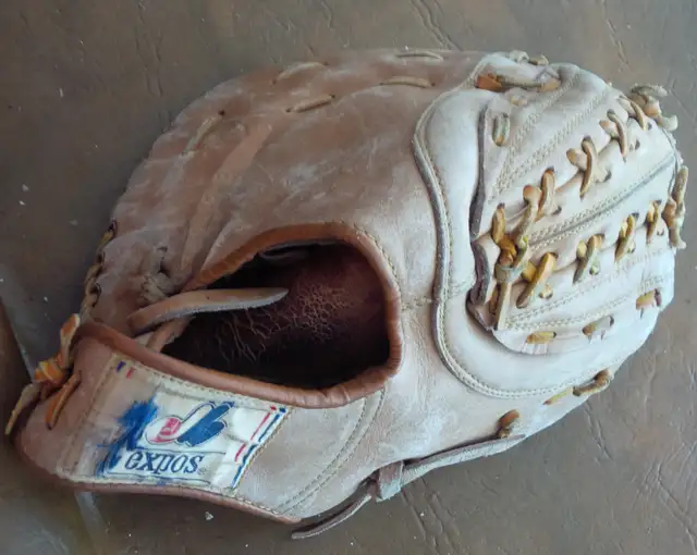 Vintage Baseball Glove, Expos, 5526, Professional Model in Arts & Collectibles in Stratford - Image 9