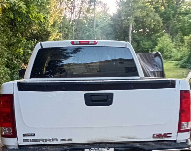 2009 GMC SIERRA in Cars & Trucks in Oshawa / Durham Region - Image 2