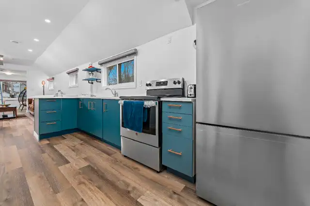 COTTAGE/ HOUSE  in Houses for Sale in St. Catharines - Image 5