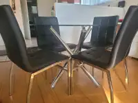Table de cuisine en vitre et 4 chaises