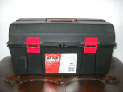 Petit coffre à outils avec un panier de rangement et poignée pour le transport.