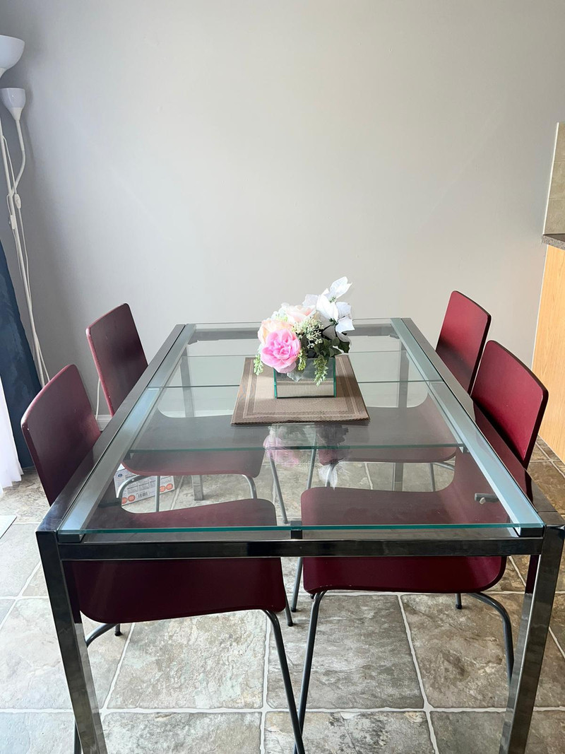 EXPANDABLE 6 person glass dining table 500 pick up coventry Dining