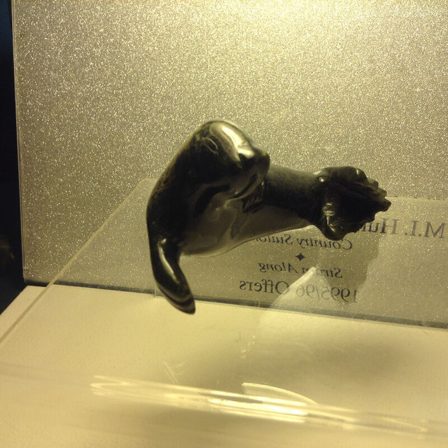 Vintage Inuit Carving Walrus Jade Darkgreen Stone in Arts & Collectibles in Vancouver - Image 2