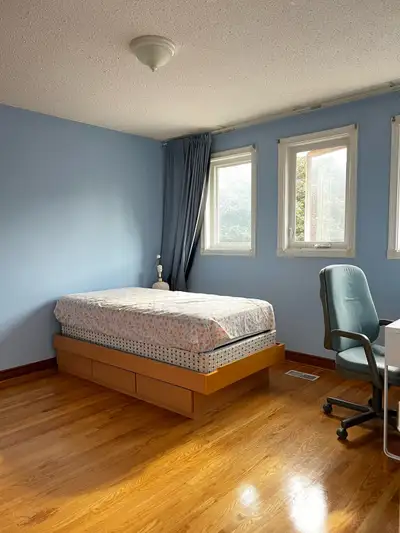Upper floor private bedroom in Quiet home Perfect for Young Pro