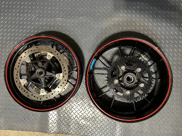 2017 BMW S1000RR cast rims in Motorcycle Parts & Accessories in Longueuil / South Shore - Image 2