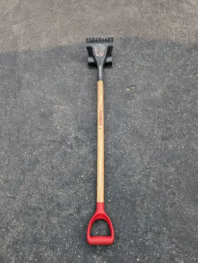 This is a Razorback Professional shingle rake. Used for one job on my roof.