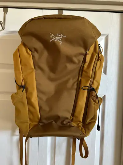 Arcteryx Mantis 30 backpack New w/o tags. never used 30L Limited Edition Yukon/Relic color