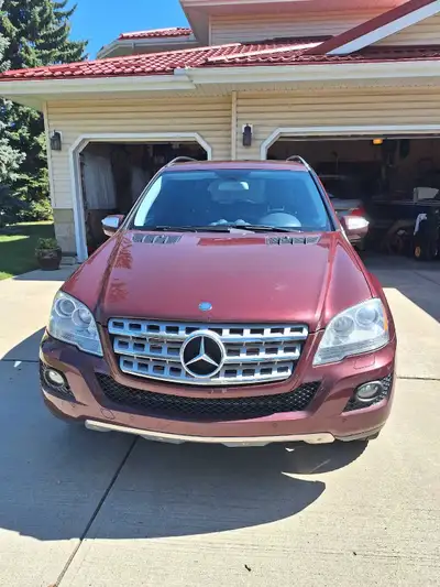 This Mercedes ML 350 Bluetec is a well-maintained SUV, offering a blend of luxury and capability. Th...
