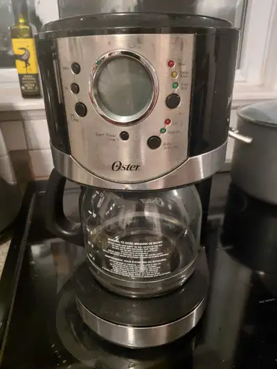 This pre-owned Oster coffee maker is a reliable kitchen companion, perfect for brewing your daily cu...