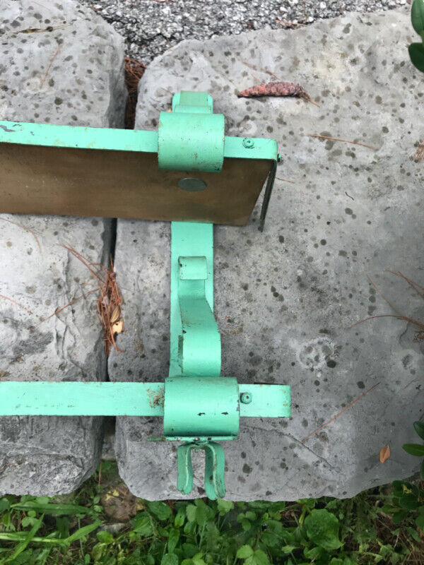 VINTAGE 2 TIER METAL DECORATIVE SHELF BRACKETS WITH GREEN PAINT in Arts & Collectibles in Mississauga / Peel Region - Image 4