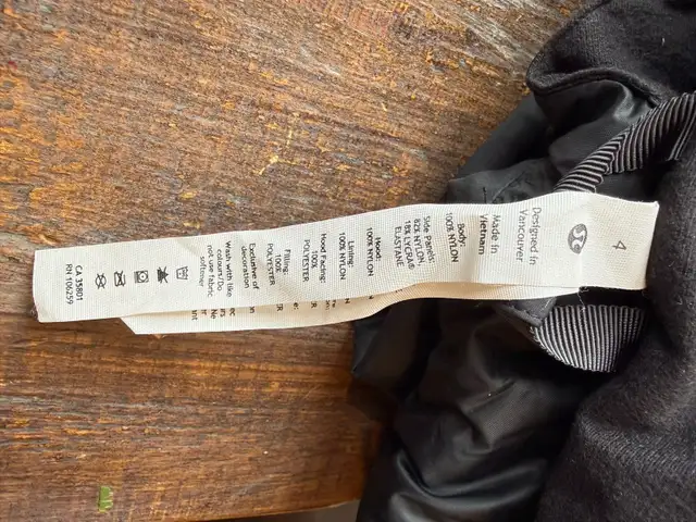 Lululemon women’s jacket in Women's - Tops & Outerwear in Ottawa - Image 4