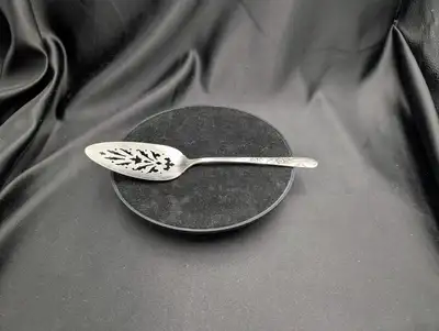 A Vintage Silver Plated Cake Server Bridal Wreath Pattern By Tudor Plate, a line from Oneida Communi...