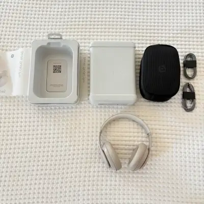 Écouteurs Beats Studio Pro comme neufs, très peu utilisés. Viennent avec la boîte, tous les câbles,...
