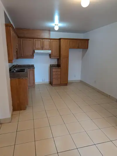 Cession de bail . Spacieux 3.5 avec un balcon situé à proximité de metrow Saint michel . Cuisine tre...