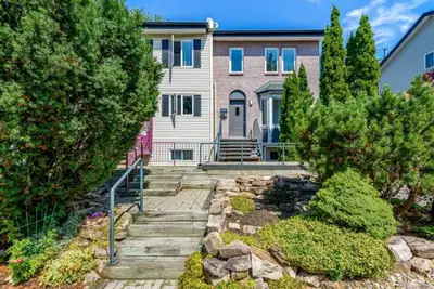 Town house with quick access to Highway 20, Train and Marina