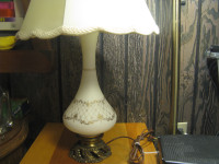 Jolie lampe de table de 29 pouces hauteur.