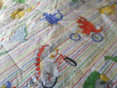 Douillette pour enfant, avec dinausaure. Un couvre oreiller inclus. Pour lit simple 39 pouces. Mesur...