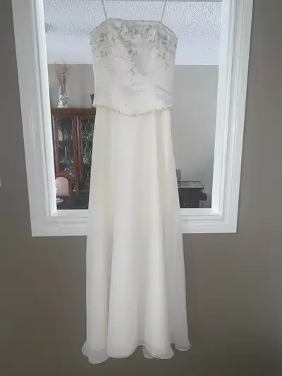 BEAUTIFUL NEW LADIES SIZE 8 WEDDING GOWN , View more
