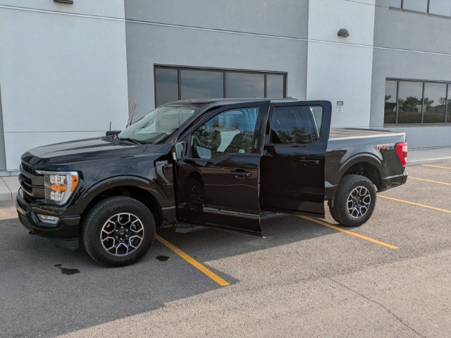 2022 Black Ford F-150 Lariat 4WD SuperCrew – Only 41,000 KM! in Cars & Trucks in Calgary - Image 3