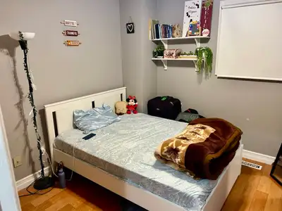 地址：列治文山Yonge Street / Elgin Mills Road 区域 租金：$750/月，水、电、网、气全部包含，无任何隐形费用。 租期：欢迎长期租客。 房间位于独立屋二楼（非地下室），...