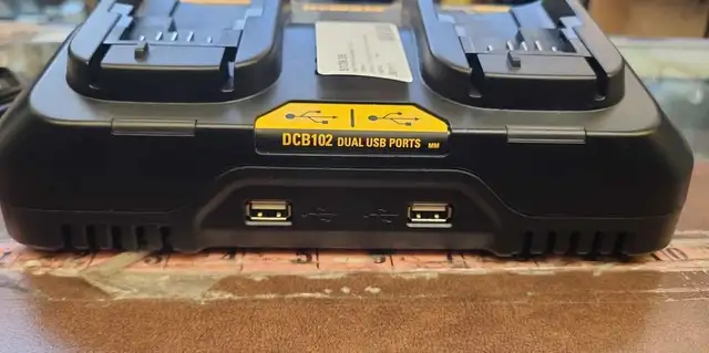 Dewalt Battery Charger in Power Tools in Edmonton - Image 5