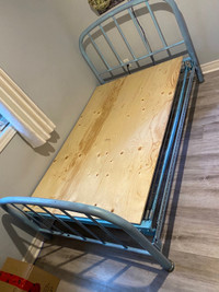 Bed frame for 3/4 mattress 