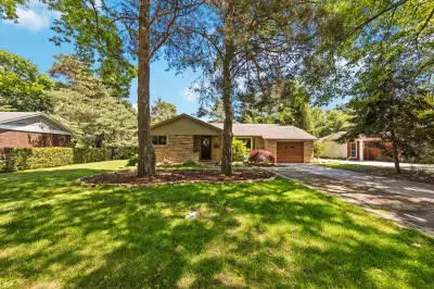 Charming 2-Bedroom Home off Lakeshore Road. Welcome to your dream beach home! Nestled on a picturesq...