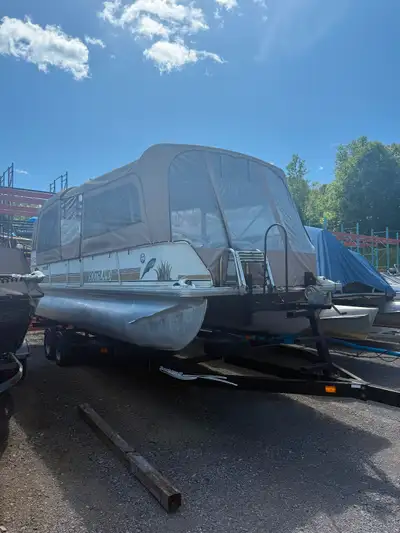 Ponton à vendre! Très beau ponton de 24 pieds, spacieux et confortable, parfait pour profiter pleine...