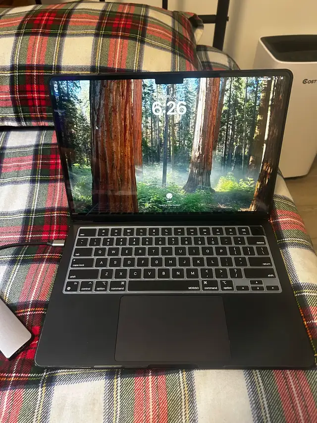 M2 MacBook Air in Laptops in City of Halifax - Image 2
