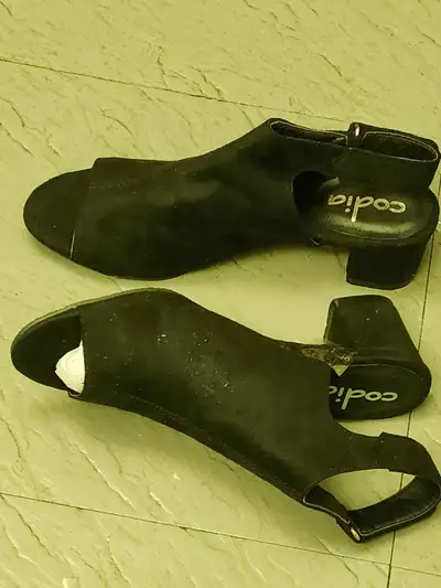 Step out in style with these chic ladies' shoes, a European size 38! Please note, these shoes are ne...