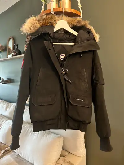 Canada Goose Bomber Jacket – Women’s Medium, View more