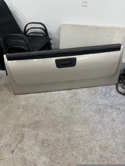 07-13 Chevy Silverado tailgate minor rust at the bottom comes complete $250 obo