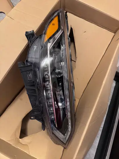 Phare avant droit Nissan Sentra LED (DRL ) 2020-2023 500$ Date de production 03/11/2021 Égratignures...