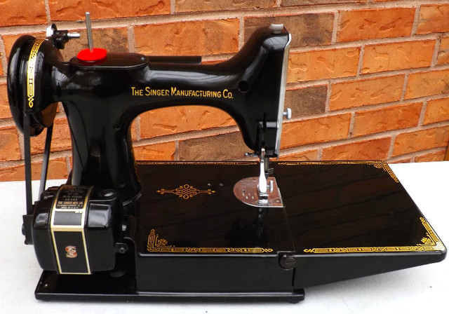 1953 SINGER 221 FEATHERWEIGHT SEWING MACHINE: FULLY SERVICED!! in Arts & Collectibles in London - Image 3
