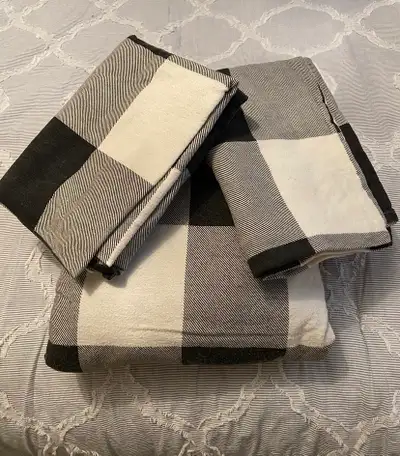 QUEEN SIZE JYSK DUVET COVER  AND 2 PILLOW CASES, View more