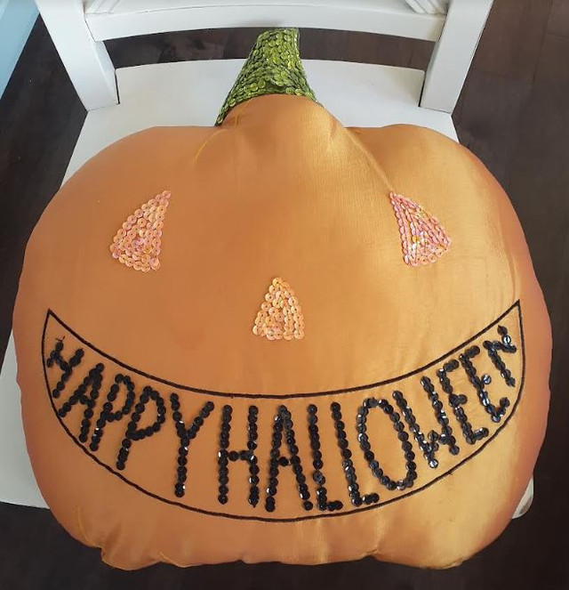 Happy Halloween nylon sequined pumpkin jack-o-lantern pillow dans Art et objets de collection  à Région de Markham/York