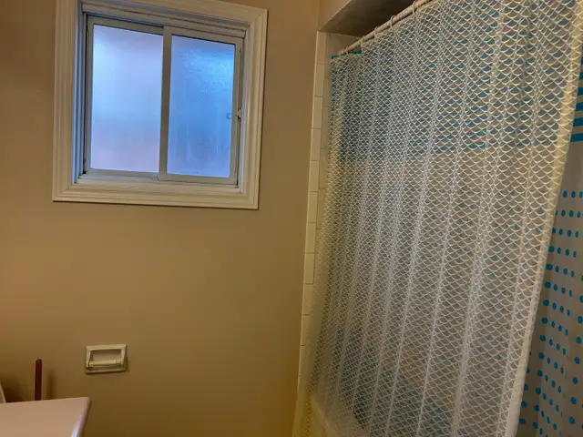 Clean quiet bright upper floor room. Eglinton and Credit Vi in Room Rentals & Roommates in Mississauga / Peel Region - Image 9
