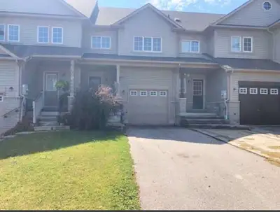 Beautiful 3 Bed | 2 Bath Freehold Townhouse for Rent in Whitby! _________________________________ Ex...
