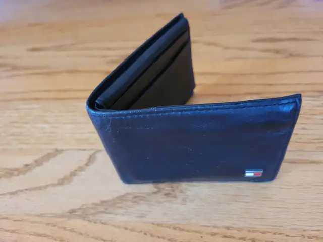 Tommy Hilfiger Leather Wallet in Men's in Calgary - Image 2