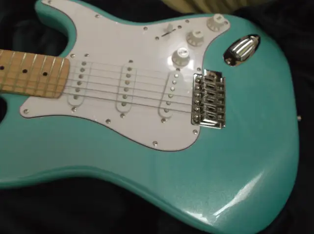 Guitare électrique in Guitars in Sherbrooke - Image 3