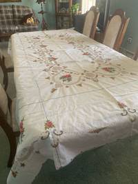Large decorative linen table cloth with 12 matching nap