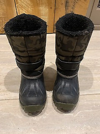 Kids Hot Paws size 4 winter boot