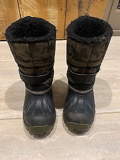 Kids Hot Paws size 4 winter boot in Kids & Youth in London