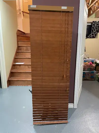 2 stores de bois en bon état. 25$ pour les 2 ou 15$ chacun Hauteur 68 pouces Largeur 23 pouces