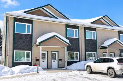 LARGE UPPER-LEVEL ROOM + PRIVATE BATHROOM | $1,400 Available October 1 • Porter Creek • 1–2 People L...