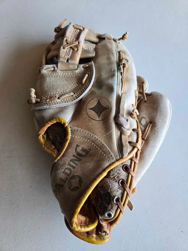 Vintage SPALDING PFO 100 Baseball Glove in Baseball & Softball in Ottawa - Image 4