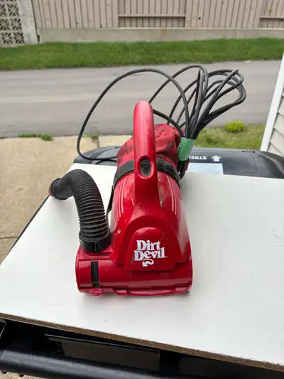 Clean up messes quickly with this Dirt Devil handheld vacuum. Its compact design makes it easy to st...