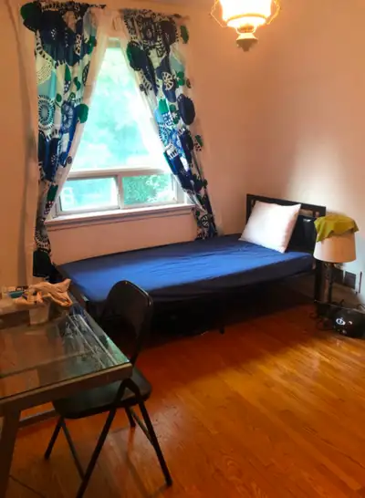 2nd floor 1 bedroom available for rent , It is in a 3-bedroom house. Located: Weston Road and Eglint...