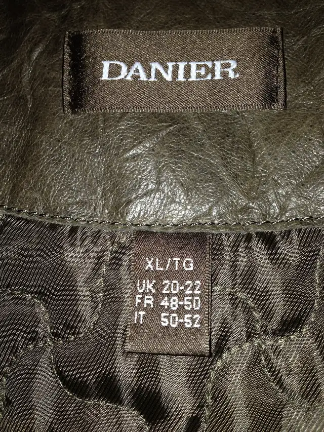 Women’s Danier Leather Jacket  in Women's - Tops & Outerwear in Oshawa / Durham Region - Image 4
